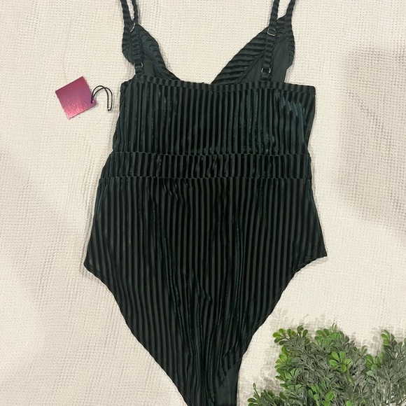 Forever 21 green velvet bodysuit NWT - Picture 4 of 8